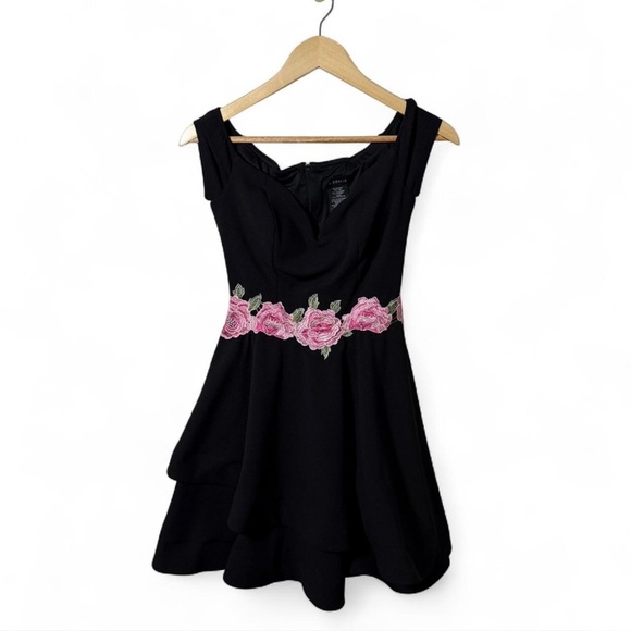 B Darlin Black Off-Shoulder Mini Dress 3/4 Pink Floral Waist Embroidery - Picture 4 of 5